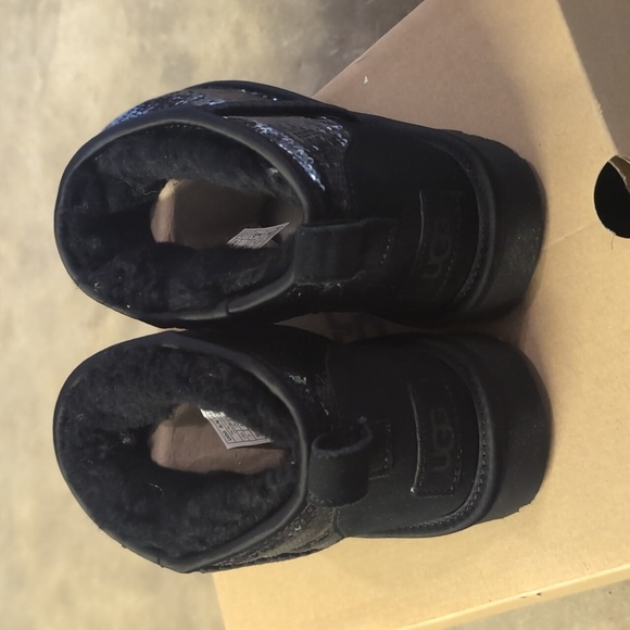 UGG with Classic Ultra Mini Mirror Ball - Picture 4 of 8